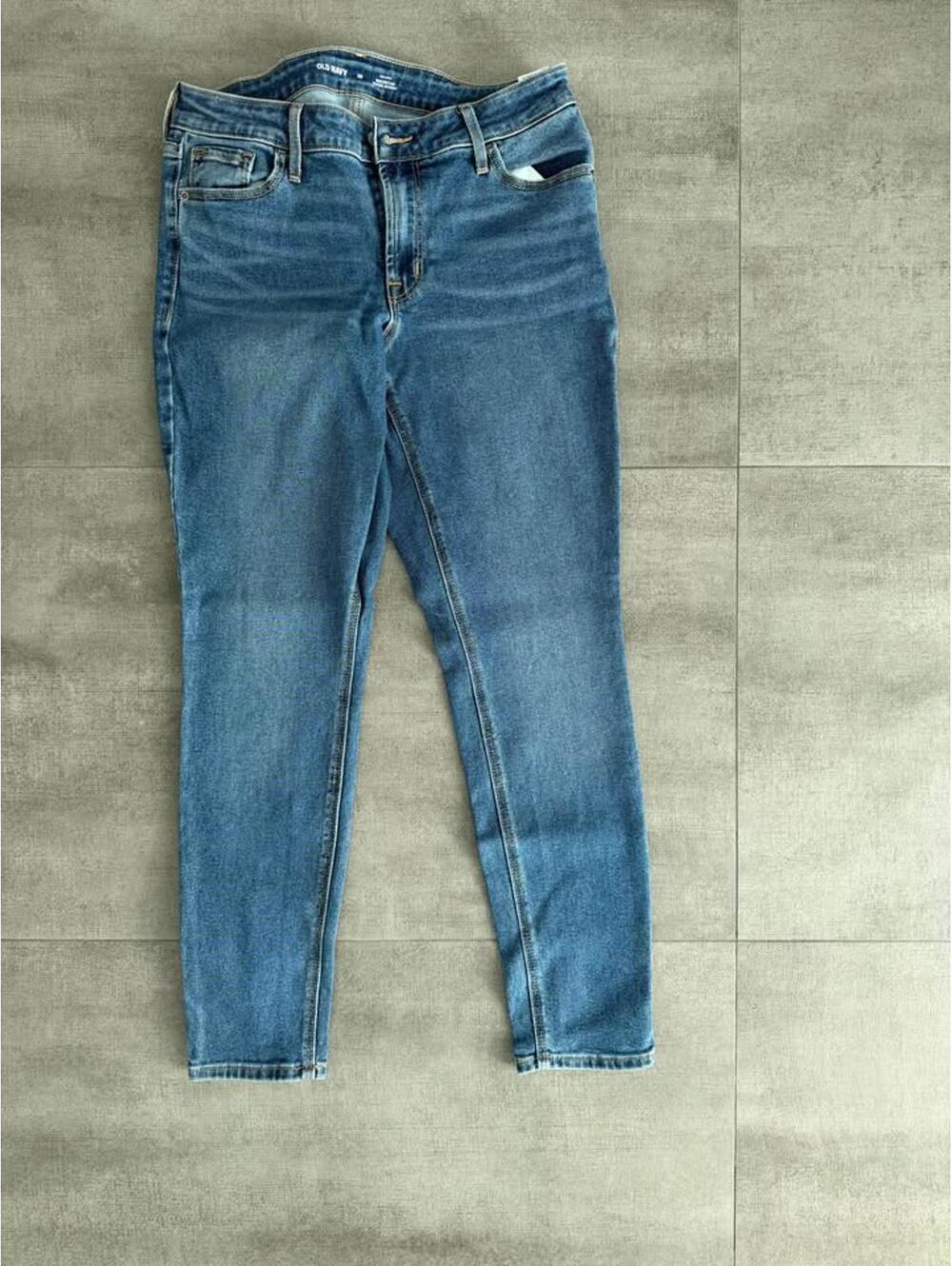 Women's • Old Navy Rockstar Super Skinny Jeans Size 10